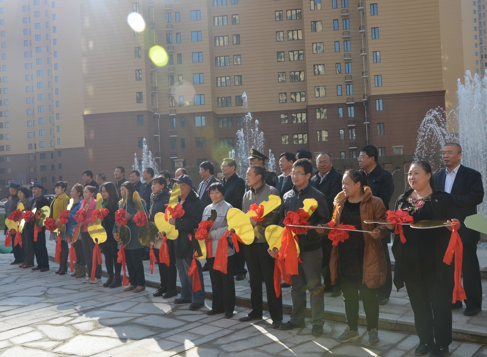 2013年10月25日，城發(fā)公司承建的呼市首個(gè)公租房小區(qū)——康居家園公租房交付使用。申請到公租房的百姓代表領(lǐng)了鑰匙。.JPG